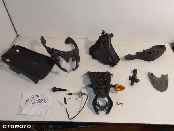 BMW K1300 czujnik poziomu oleju bagnet zbiornik oleju ogon zadupek mocowanie tablicy plastik B291