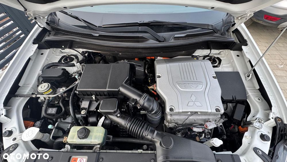Mitsubishi Outlander Instyle NAVI + - 12