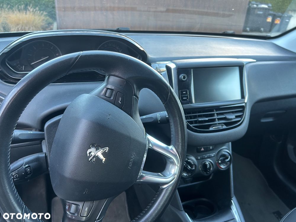 Peugeot 208 2015 photo 5