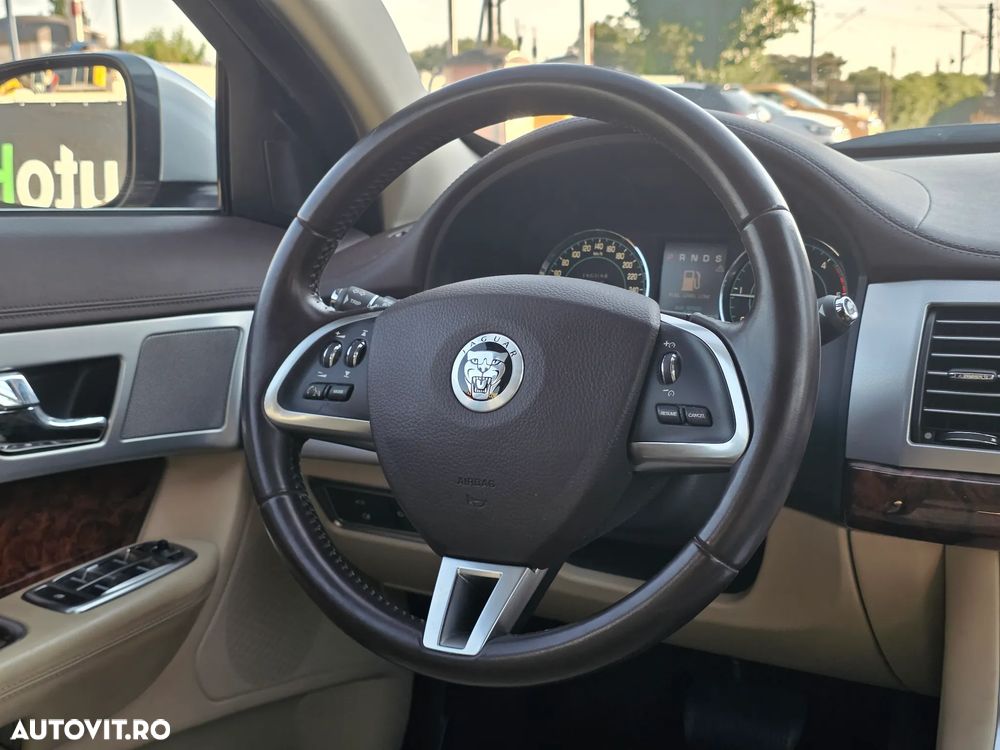 Jaguar XF 2.2D Premium Luxury - 16