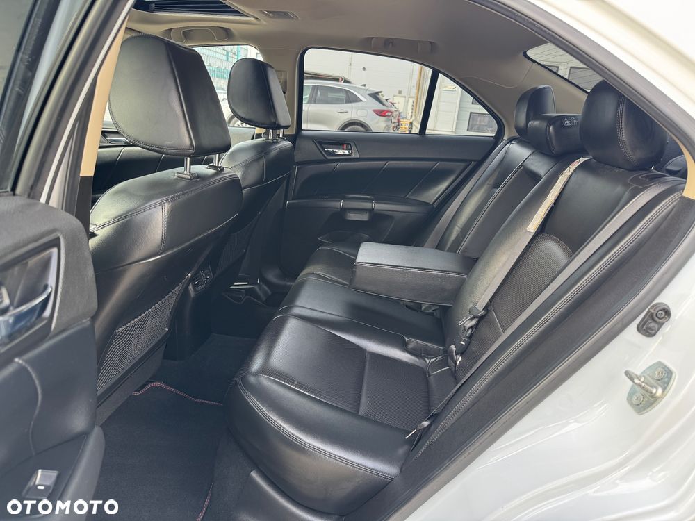 Suzuki Kizashi 2.4 Sport 4WD CVT - 14