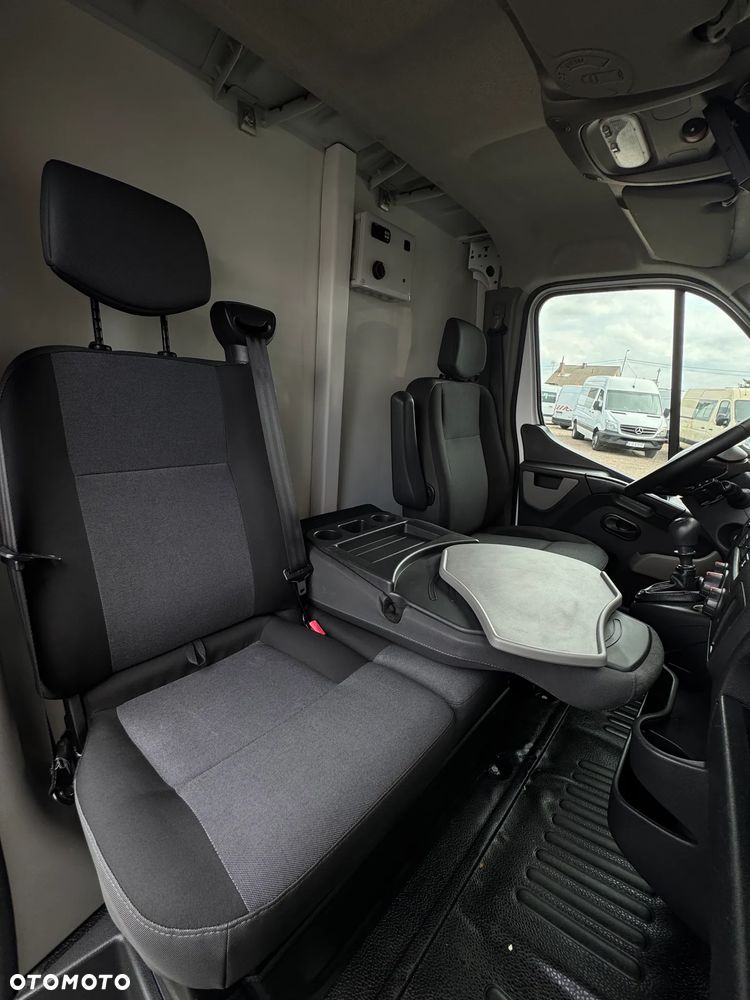 Renault MASTER KONTENER Niskopodwoziowy! Webasto!! Pod Food Truck!  * Auto Kupione w ASO Renault * Gwarancja  *  2,3 145Km * Bardzo oszczędny i dynamiczny silnik * 6-cio Stopniowa Skrzynia Biegów * System Extended Grip *  Lusterko Wide View *  Klimatyzacja * Tempomat * MP3 * Bluetooth * USB * - 20