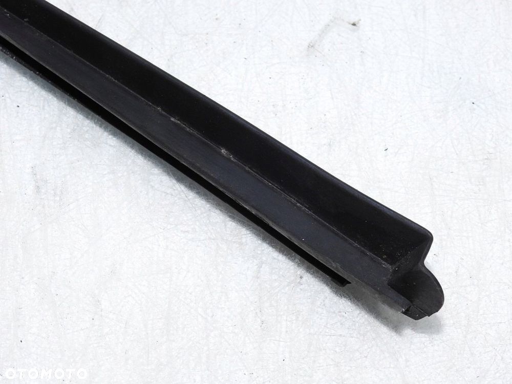 LISTWA SZYBY CZOŁOWEJ LEWA AUDI A4 B7 - 8