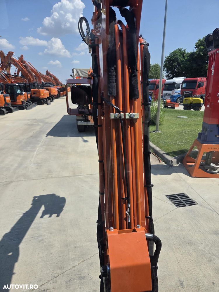 Hitachi ZX26U-6, 2,7tone, 2025, 995h, CUPLA RAPIDA HIDRAULICA+3 CUPE NOI, inst picon pe brate, senile cauciuc 90% ok, latime 1,5m, adancime sapare 3m, ridica 1,7tone, posibilitate leasing 4 ani, CA NOU-PROMOTIE 31.900 EUR+Tva - 32
