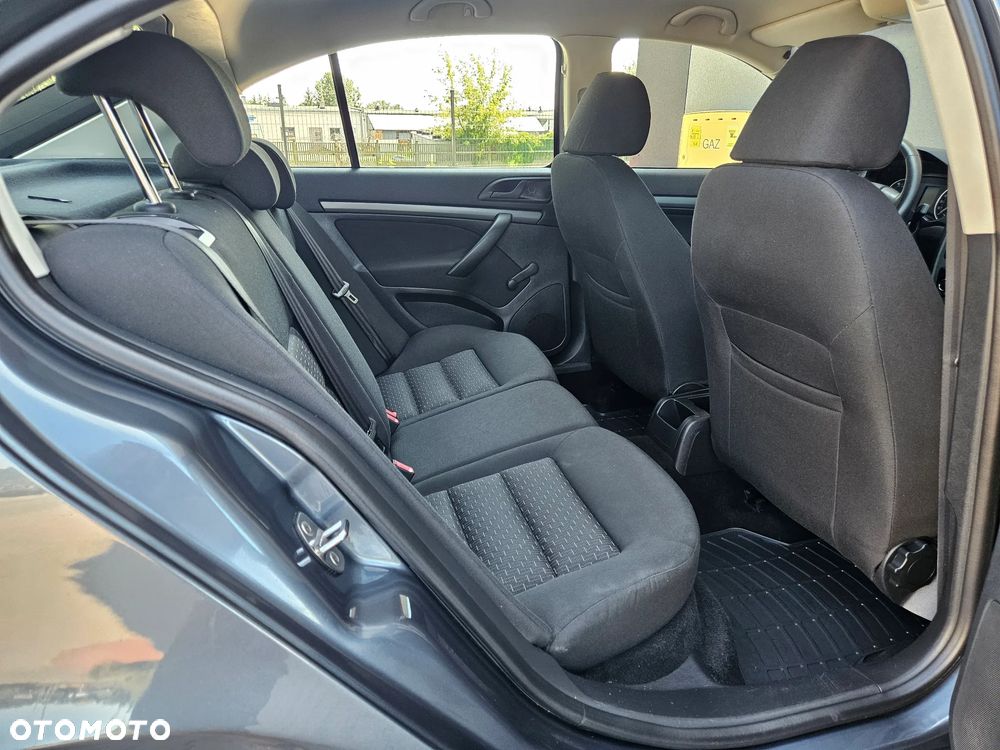 Skoda Octavia 1.6 Ambiente - 8