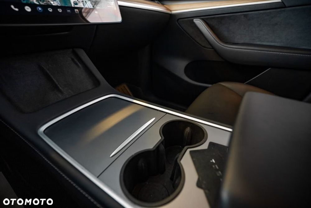 Tesla Model Y Long Range Dual Motor AWD - 11
