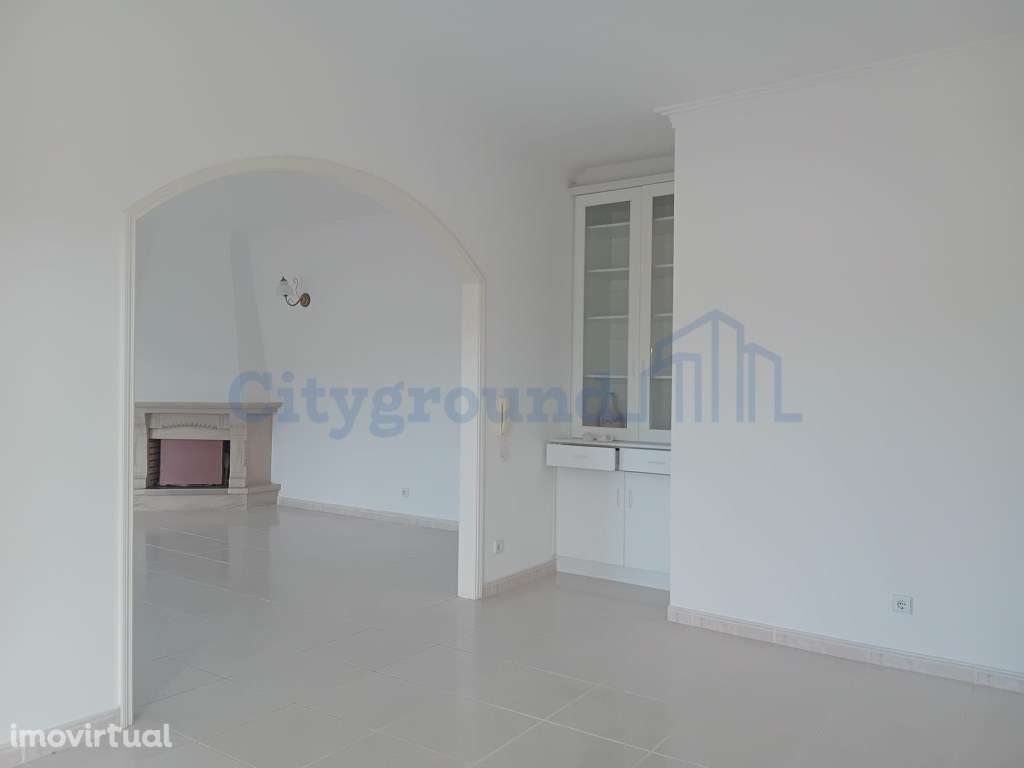 Moradia remodelada, com garagem e anexo, perto da Batalha - Grande imagem: 2/27