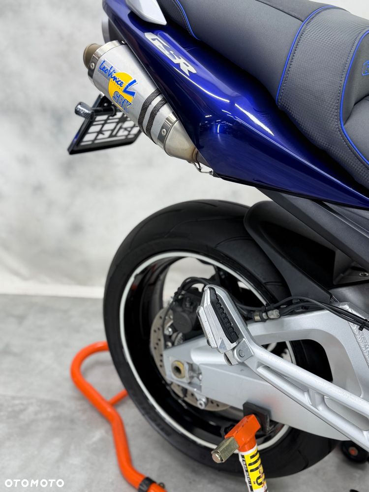 Suzuki GSR - 12