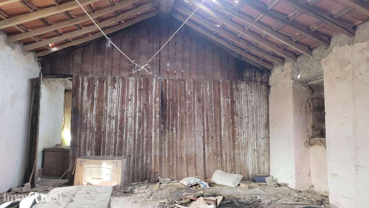 Moradia para remodelar junto à praia da Ereira - Grande imagem: 4/16