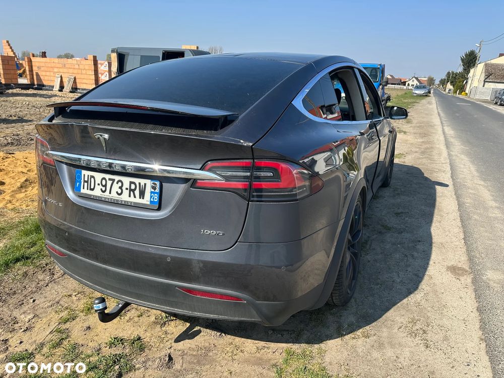 Tesla Model X - 5