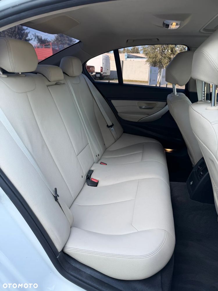 BMW Seria 3 320i - 10