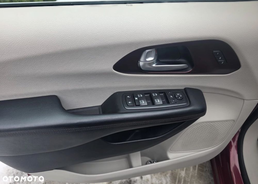 Chrysler Pacifica - 12