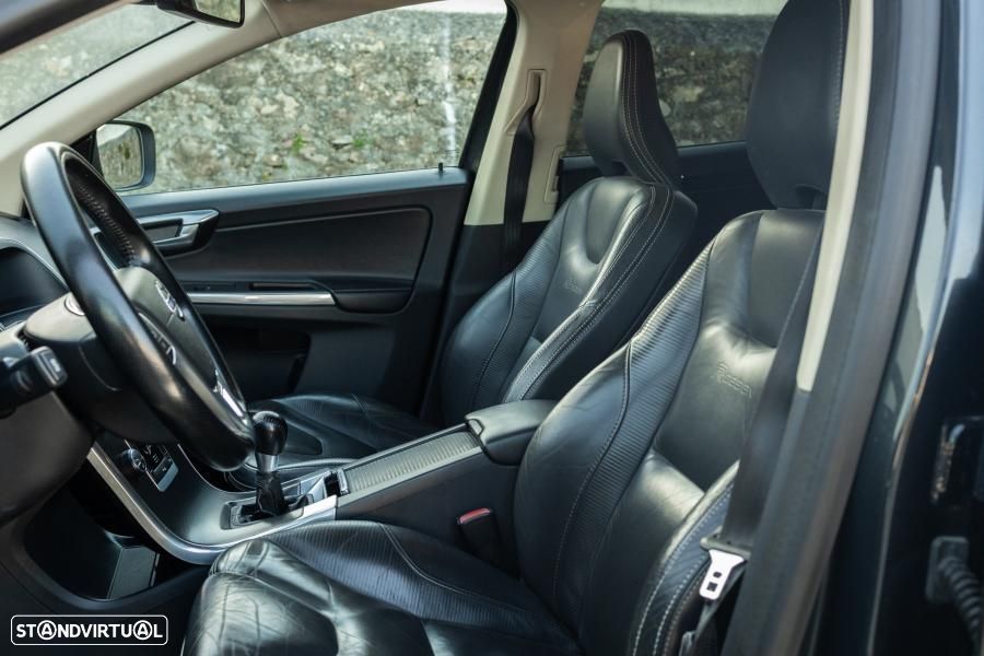 Volvo XC 60 2.0 D3 Drive R-Design 85 Anos Start/Stop - 24