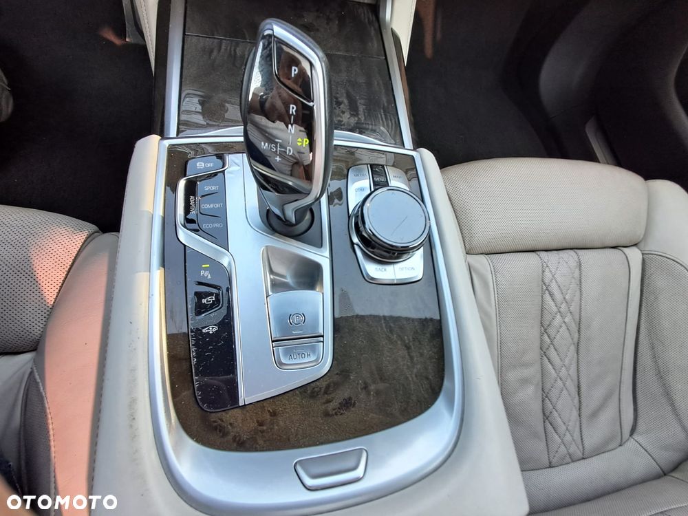 BMW Seria 7 740Li - 25