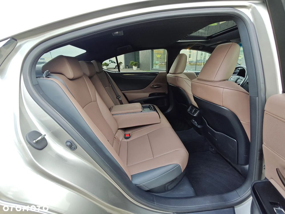 Lexus ES 300h Business Edition - 16