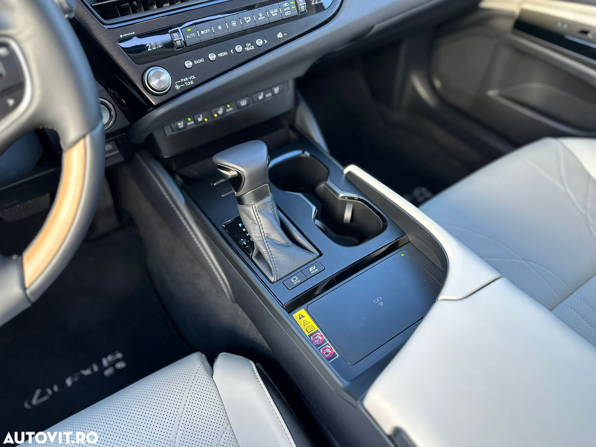 Lexus Seria ES 300h 2.5 TNGA HV 25H- 4X2 CVT Executive - 20