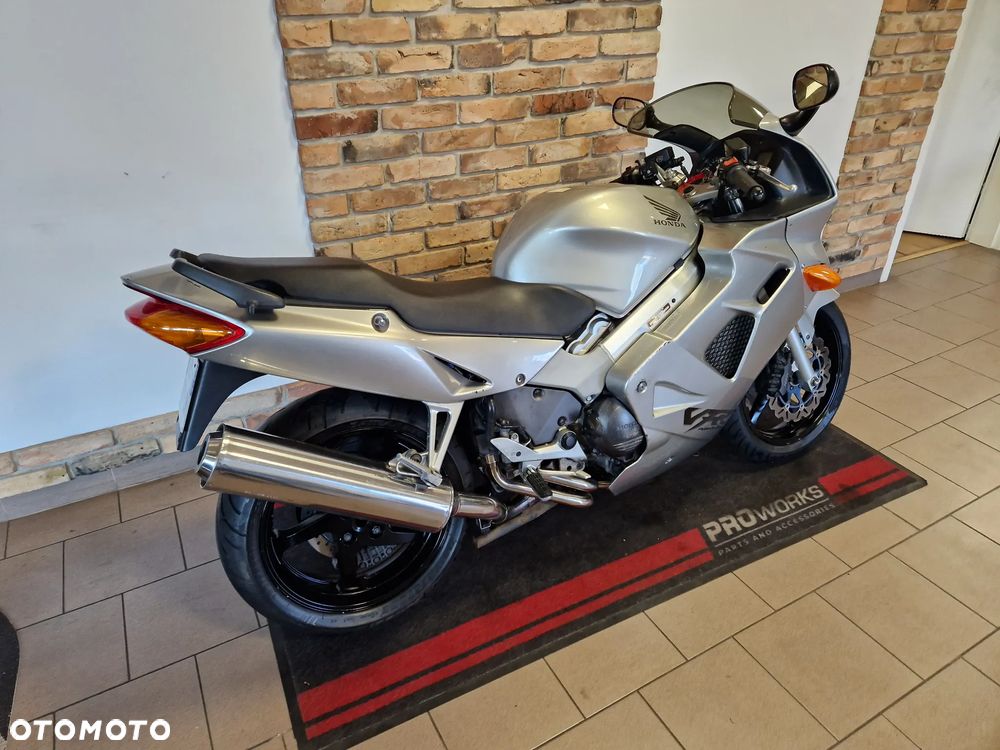 Honda VFR - 3