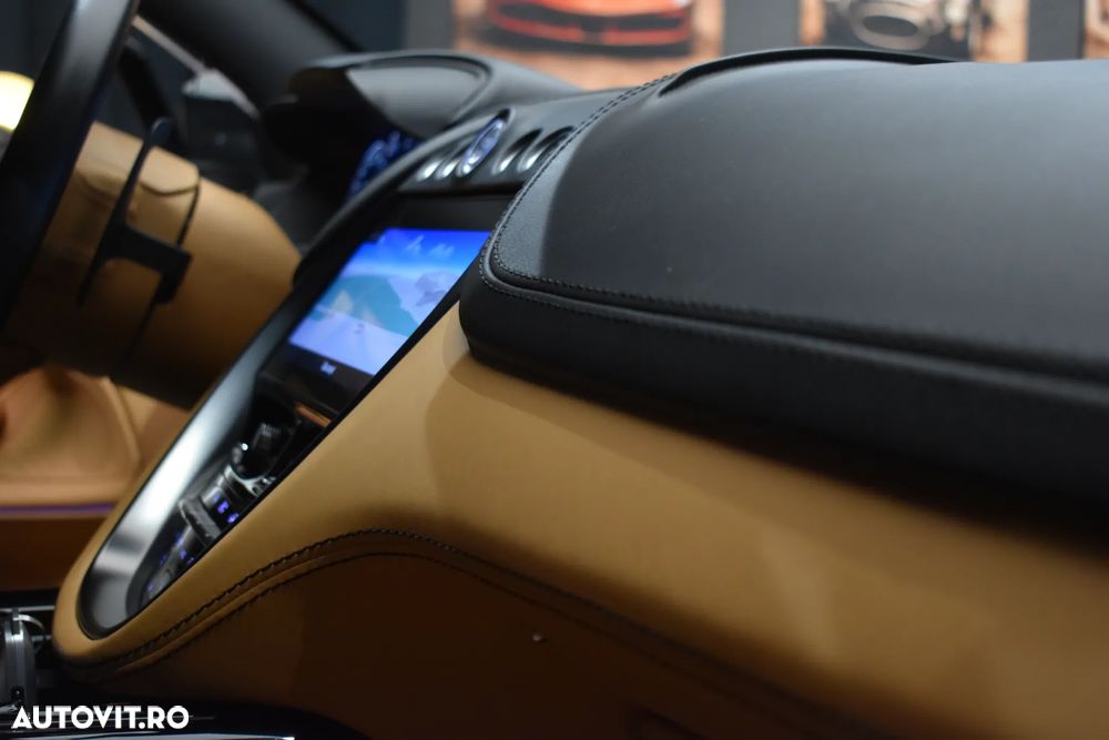 Aston Martin DBX - 9