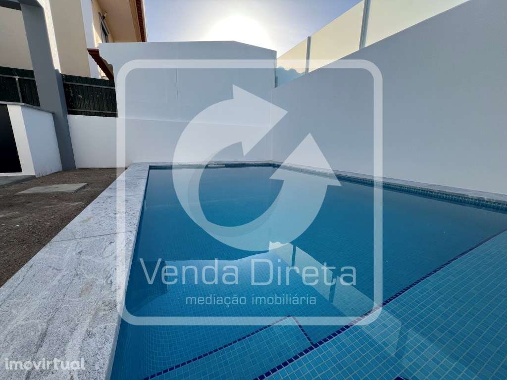 Moradia T4 com 3 suítes e piscina em Fernão Ferro - Grande imagem: 2/30