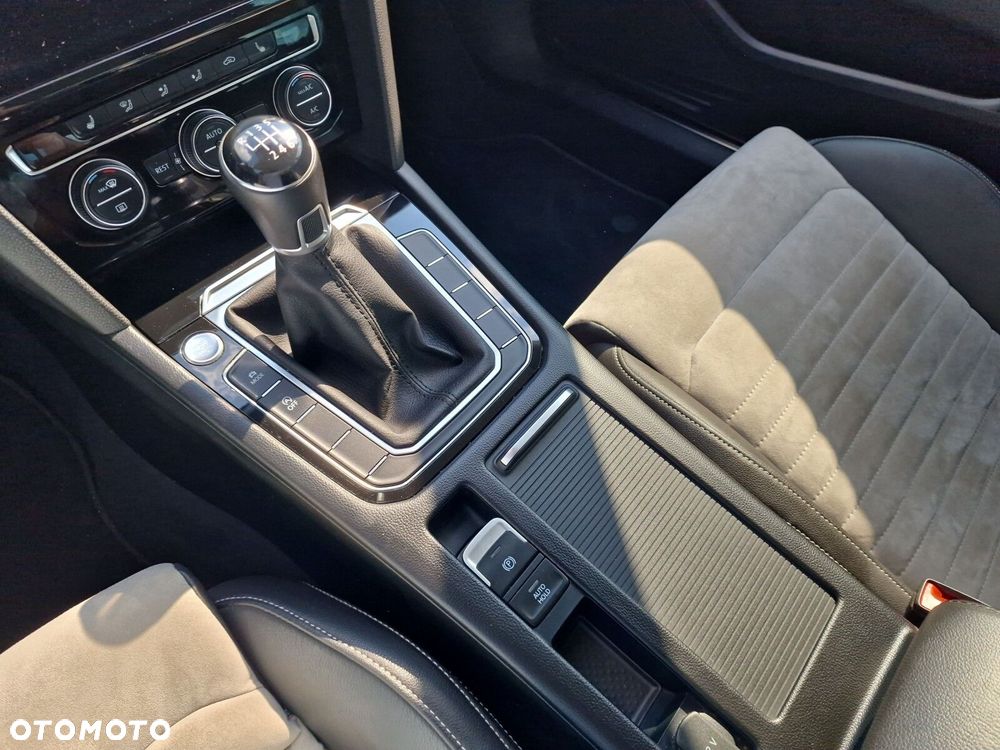 Volkswagen Passat 2.0 TDI SCR Highline - 25