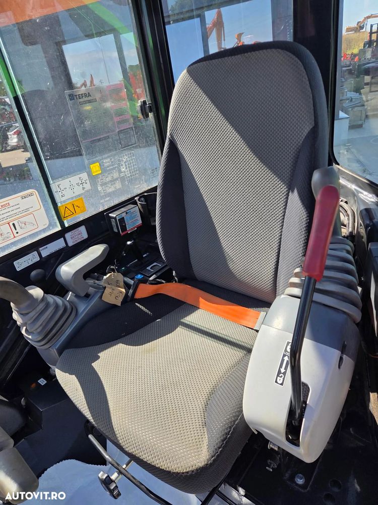 Hitachi ZX26U-6, 2024, 939 ore, Masa operationala 2,74tone, CUPLA RAPIDA mecanica+cupa ingusta+cupa lata+cupa taluz neinclinabila, LAMA NIVELARE, inst picon pe brate, fara aer conditionat, latime 1,2m, ridica 1,6 tone, JAPONIA, leasing-PROMOTIE 31.900Eur+Tva - 15