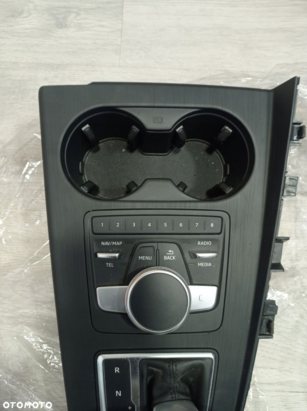 AUDI A4 B9 PANEL ŚRODKOWY TUNEL GAŁKA 8W1864261C - 2