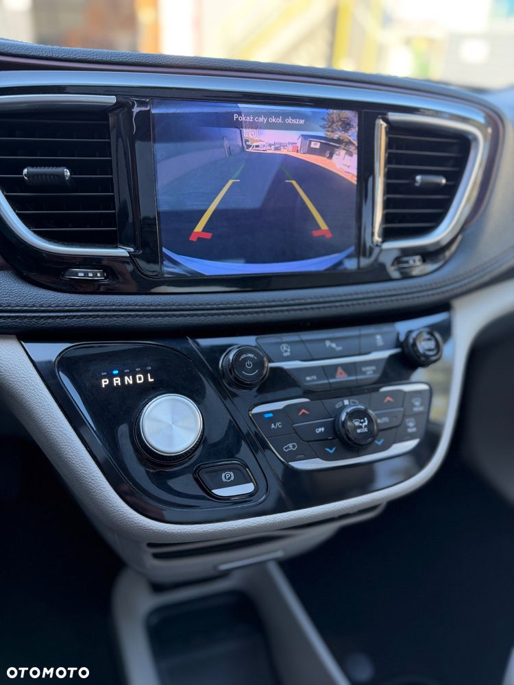 Chrysler Pacifica - 17