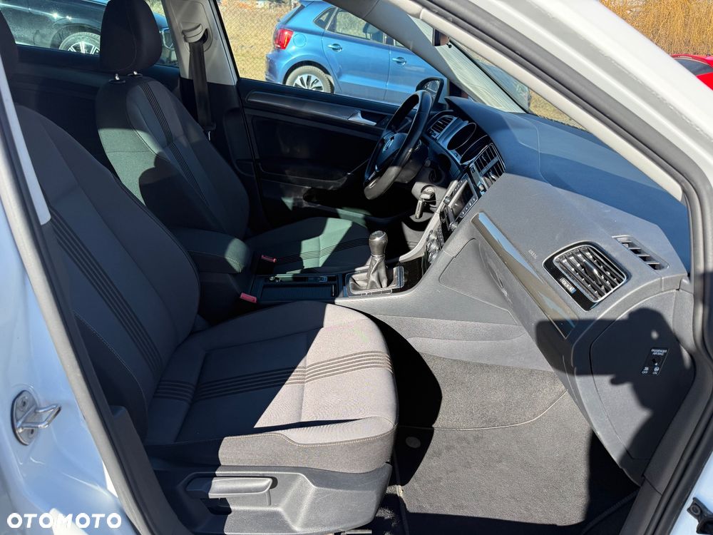Volkswagen Golf - 22