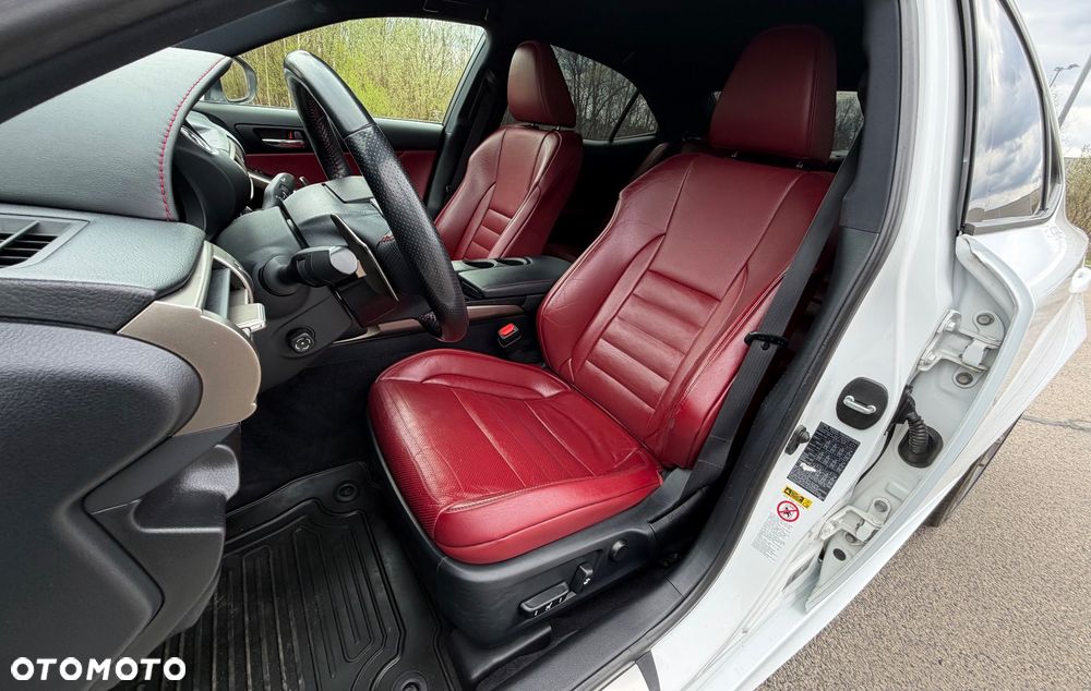 Lexus IS 300h F Sport - 30