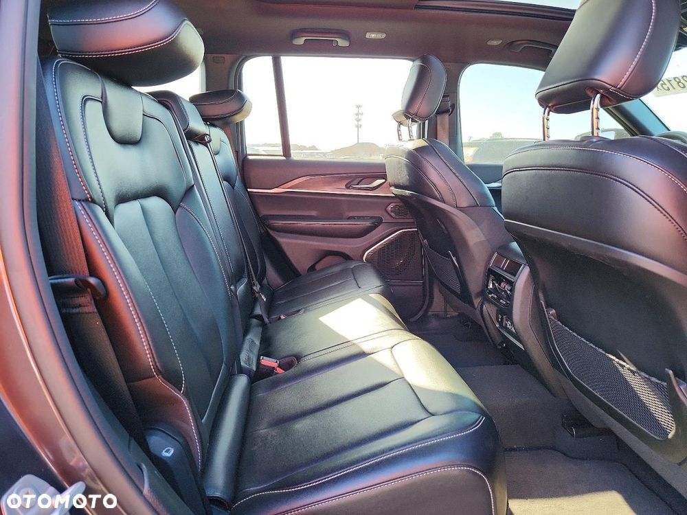 Jeep Grand Cherokee - 12