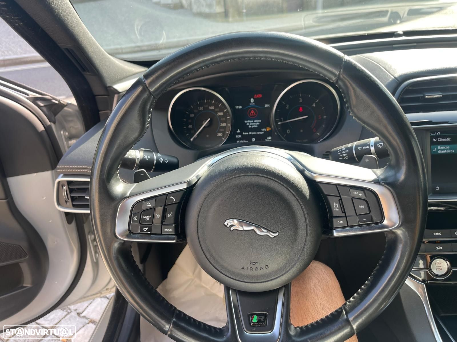 Jaguar XE 2.0 D R-Sport Aut. - 14