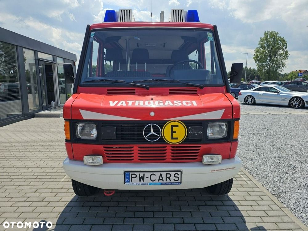 Mercedes-Benz 310 - 8