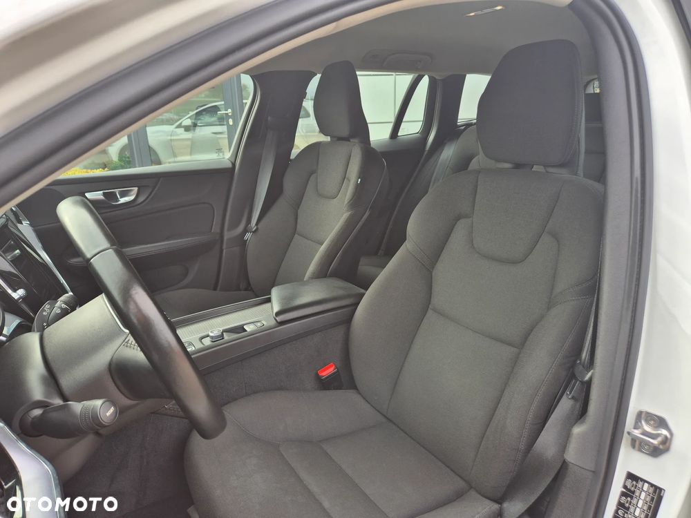 Volvo V60 B3 B DKG Momentum - 24