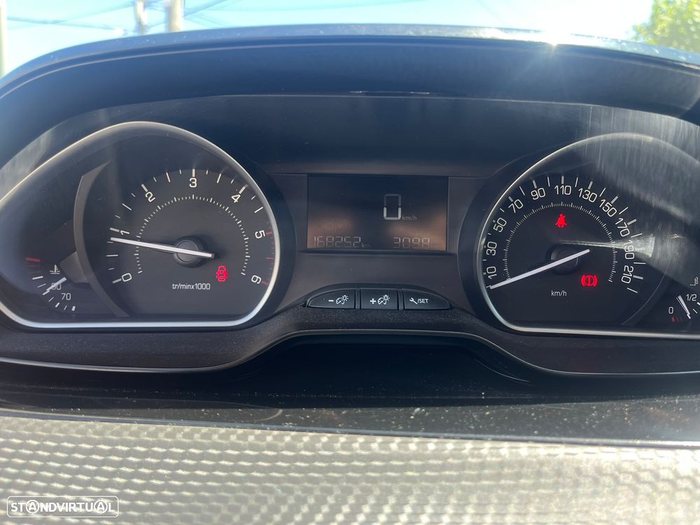 Peugeot 2008 1.6 BlueHDi Style - 24