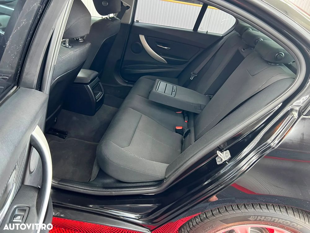 BMW Seria 3 318i Aut. - 15