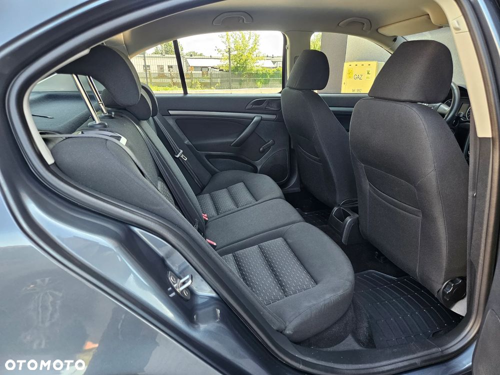 Skoda Octavia 1.6 Ambiente - 8