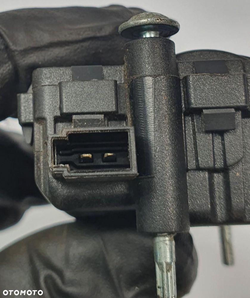 ZAMEK SILNICZEK KLAPKI WLEWU PALIWA OPEL ASTRA III H 13 208 157 - 3