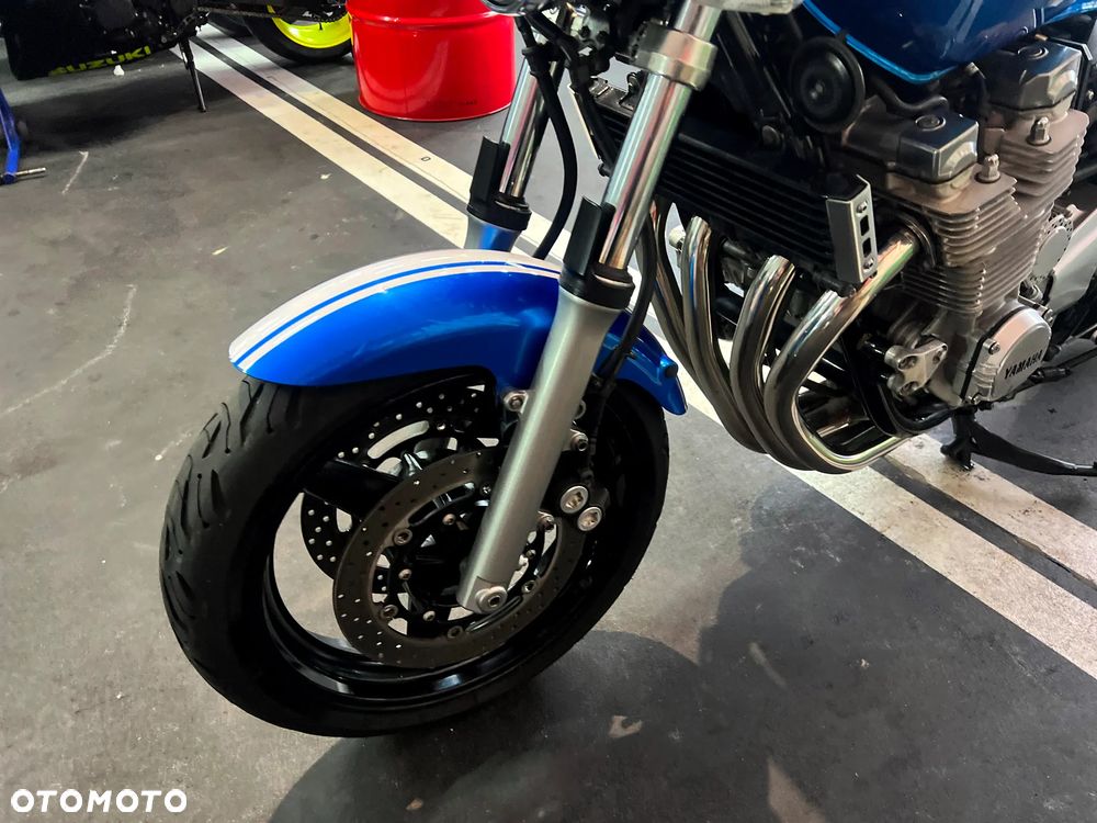 Yamaha XJR - 11