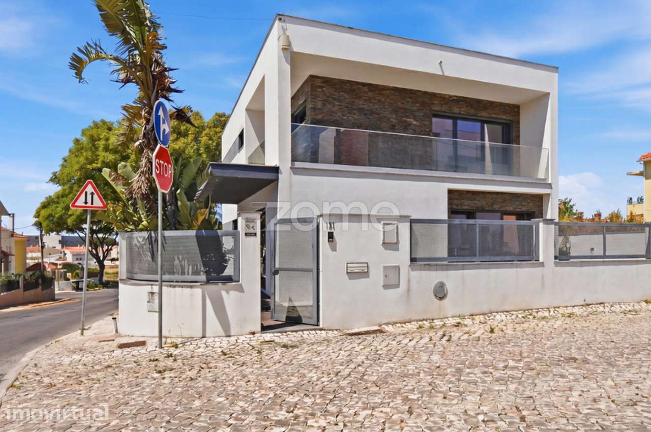 Moradia Isolada T4 com 3 pisos em São Domingos de Rana - Grande imagem: 2/43