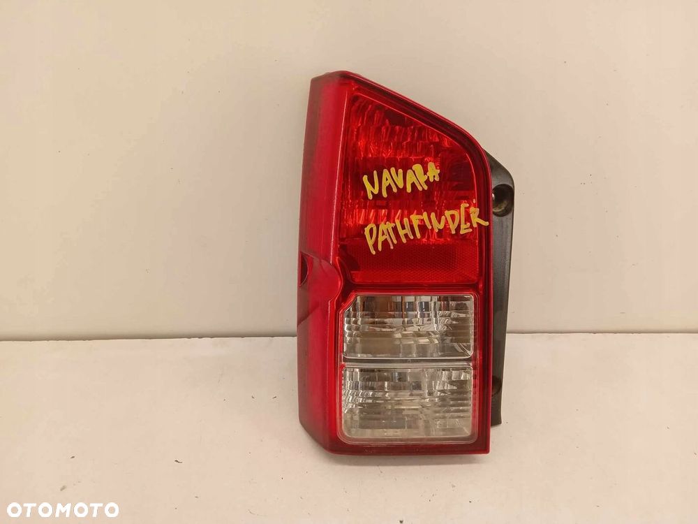 LAMPA LEWA TYLNA NISSAN NAVARA Pathfinder III - 1