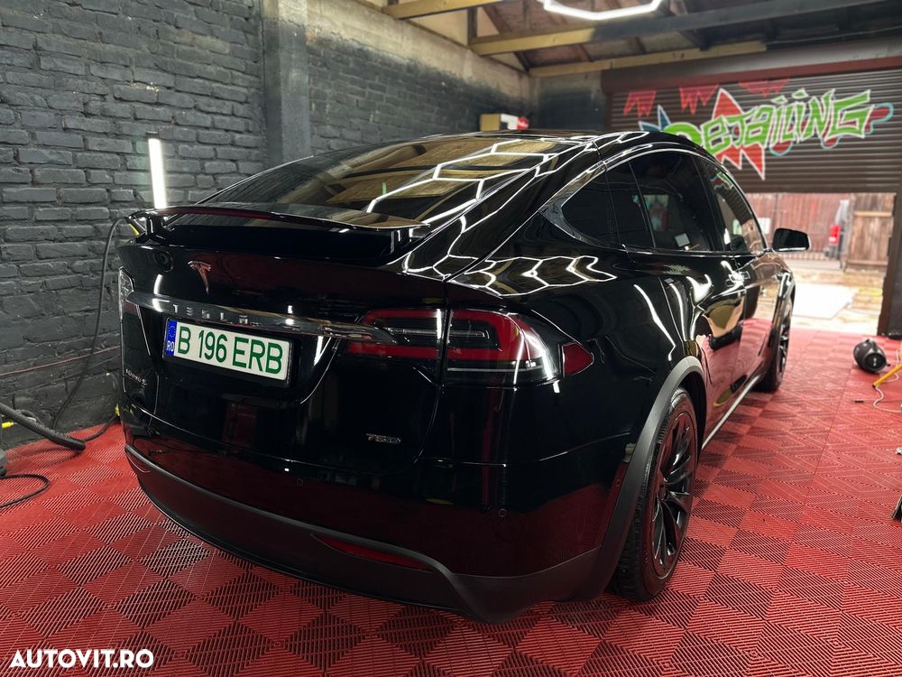 Tesla Model X - 3