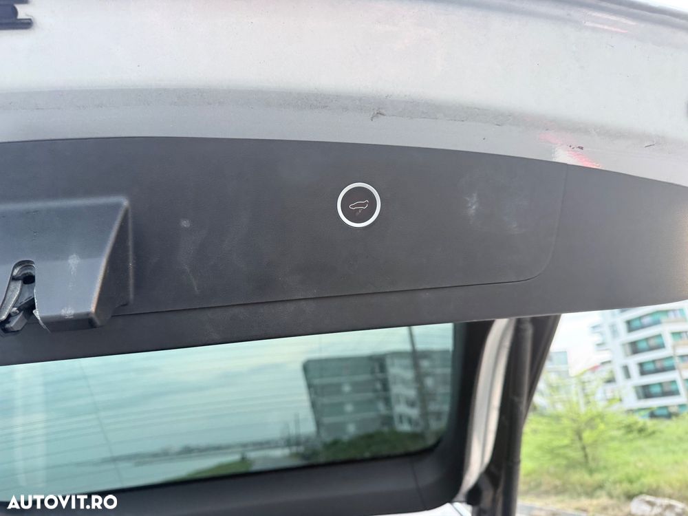 Tesla Model X - 12