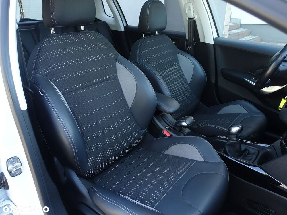 Peugeot 2008 1.2 Pure Tech Style S&S - 16