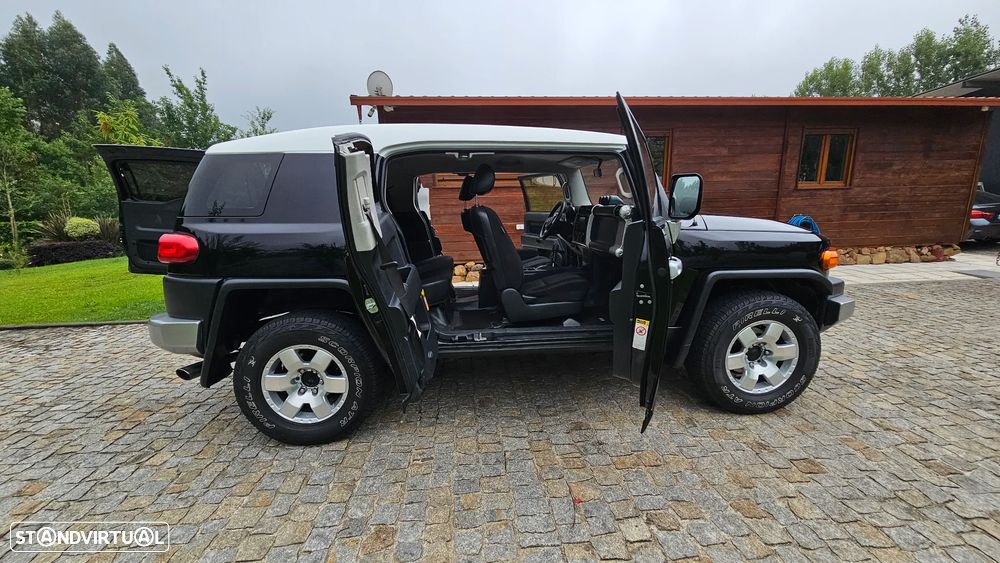 Toyota FJ Cruiser - 13