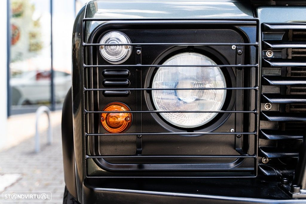 Land Rover Defender - 25