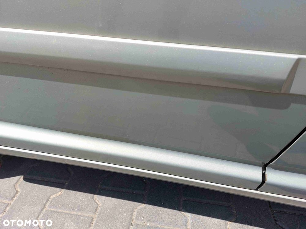 DRZWI KOMPLETNE PRAWY TYŁ AVENSIS T25 HB 5D 6T1 - 6