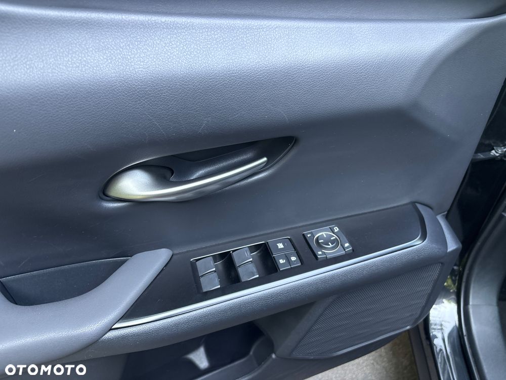Lexus UX - 25