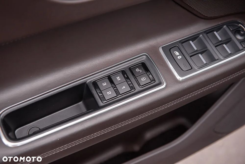 Jaguar XF 20d Sportbrake Portfolio - 16