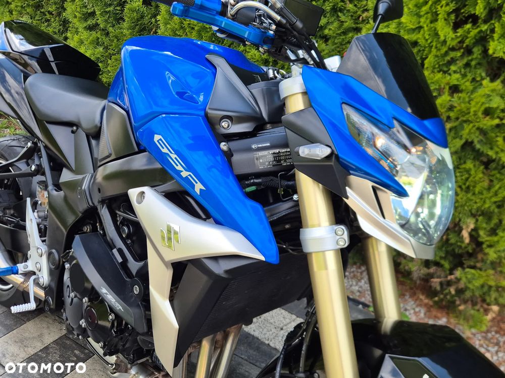 Suzuki GSR - 26
