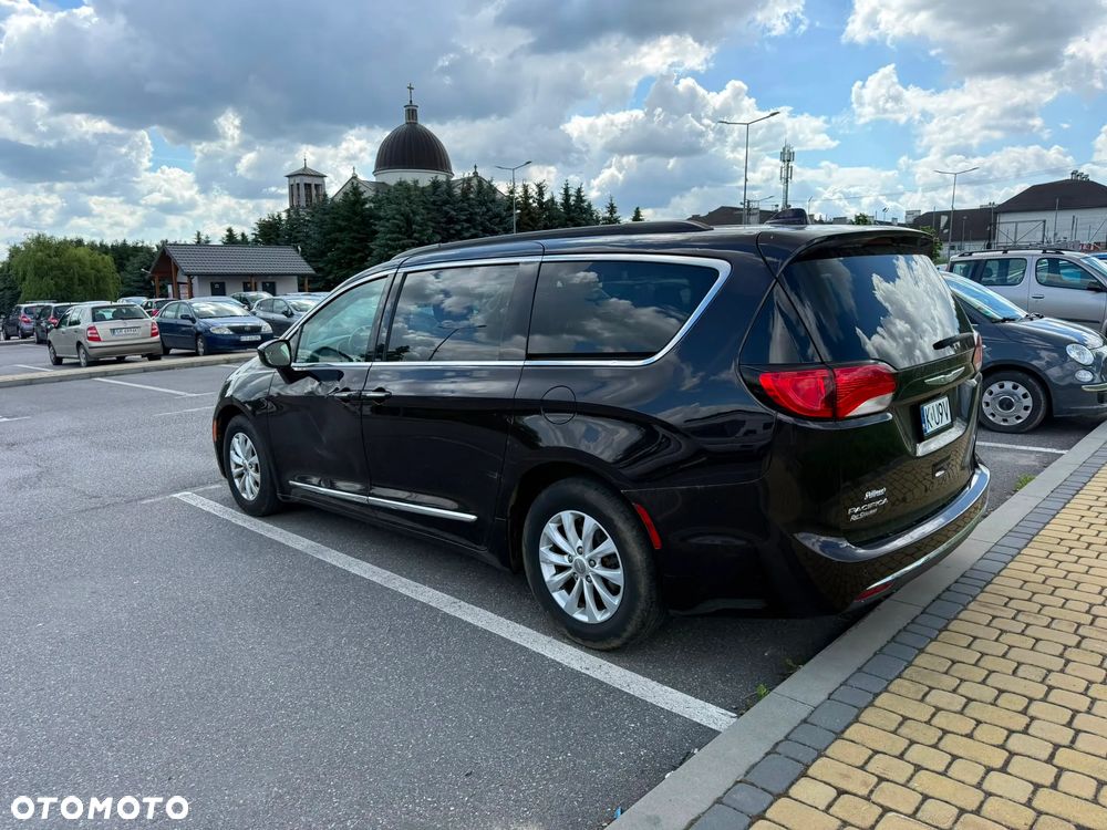 Chrysler Pacifica - 3